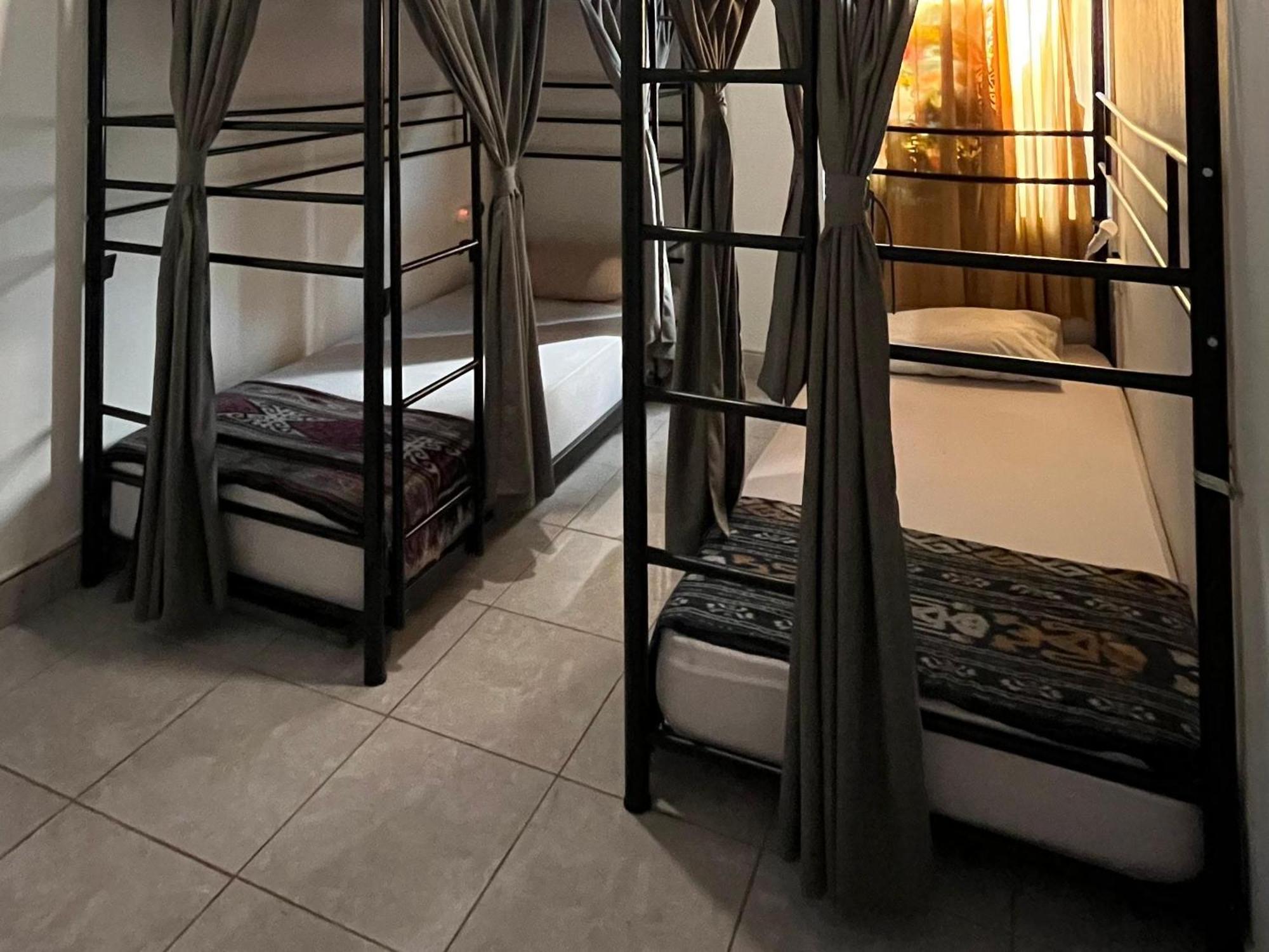 Oke Baik Hostel Джокьякарта Экстерьер фото
