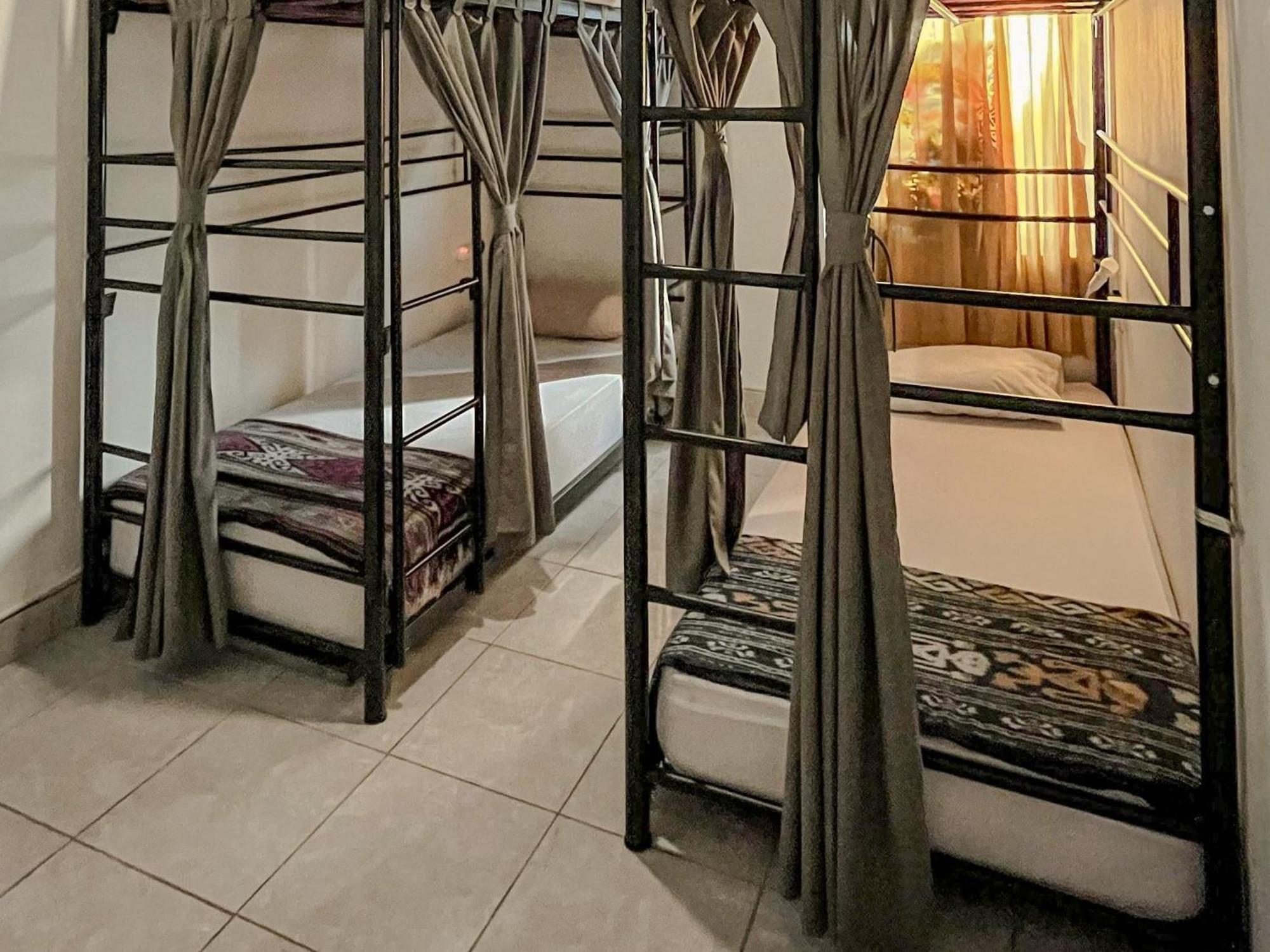 Oke Baik Hostel Джокьякарта Экстерьер фото